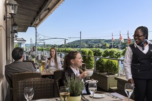 Der serveres morgenmad, frokost, aftensmad og internationale retter 