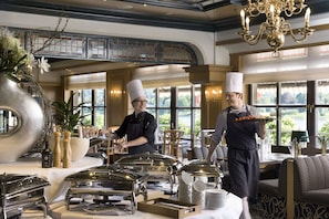 Breakfast, lunch, dinner served; international cuisine
