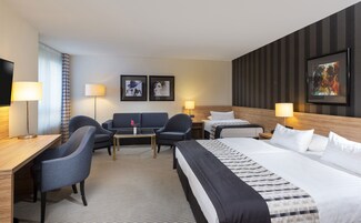Classic Family Room | Hypo-allergenic bedding available, in-room safe, desk