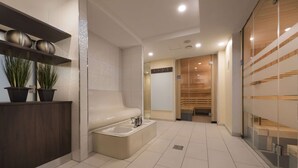 A modern bathroom with a large bathtub, two sinks, and potted plants. - Maritim Hotel Königswinter (Königswinter)