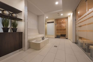 A modern bathroom with a large bathtub, two sinks, and potted plants. - Maritim Hotel Königswinter (Königswinter)