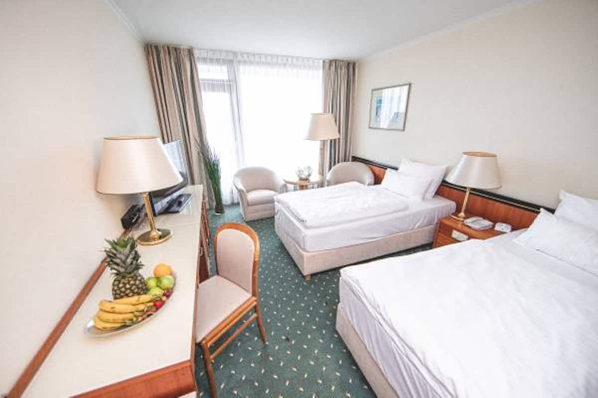 1 bedroom, hypo-allergenic bedding, minibar, in-room safe
