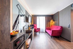 Junior Suite, Garden View | Hypo-allergenic bedding, minibar, in-room safe, desk