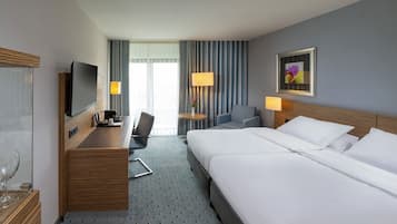 Hypo-allergenic bedding, in-room safe, desk, blackout curtains