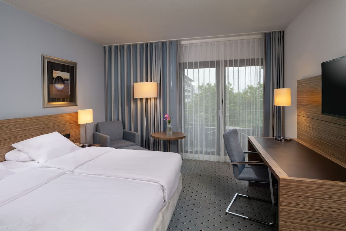 Hypo-allergenic bedding, in-room safe, desk, blackout drapes