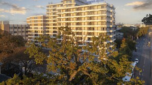 Un hotel de diverses plantes amb un senyal prominent que diu "Maritim Hotel".