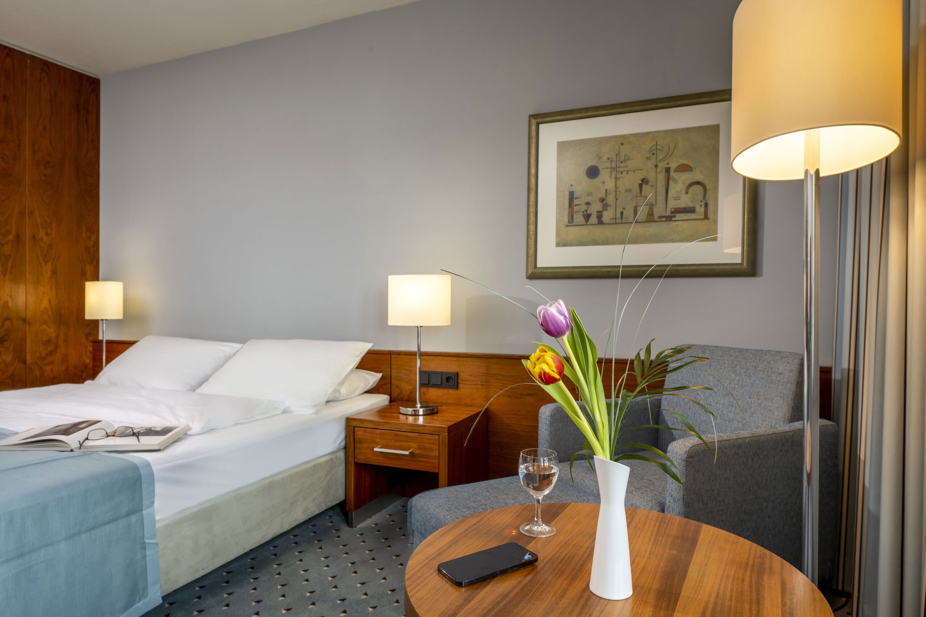 Hypo-allergenic bedding, in-room safe, desk, blackout curtains