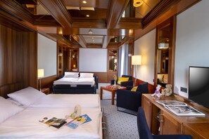 Familiekamer (Superior) | Hypoallergeen beddengoed, een kluis op de kamer, een bureau