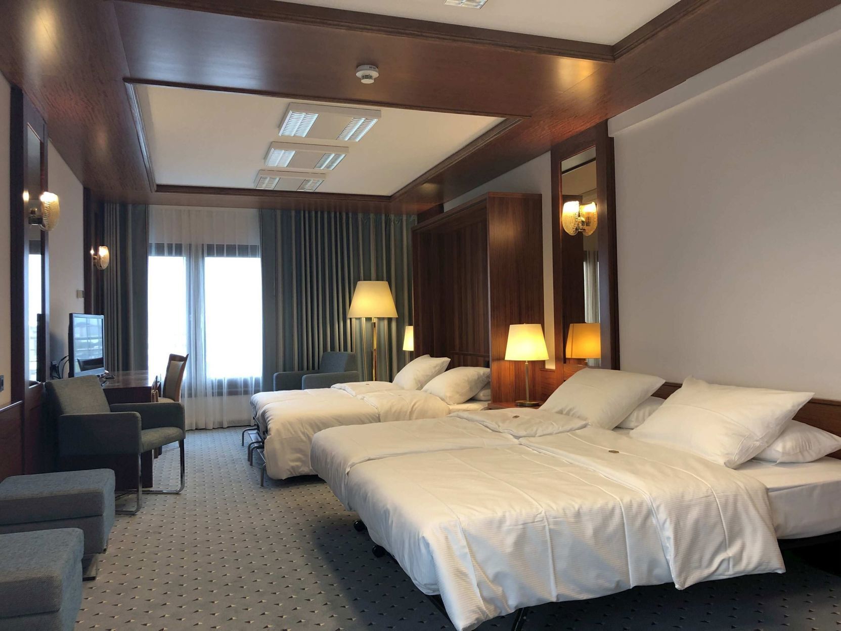 Hypo-allergenic bedding, in-room safe, desk, blackout curtains