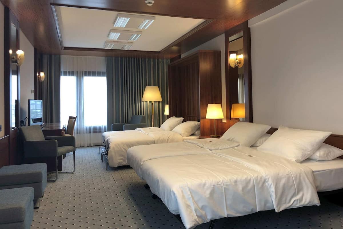 Hypo-allergenic bedding, in-room safe, desk, blackout curtains