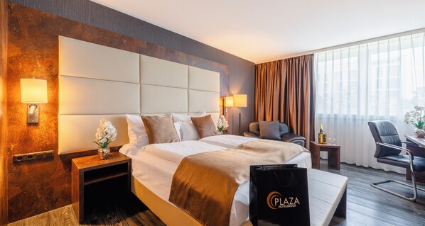 Hypo-allergenic bedding, minibar, in-room safe, individually furnished