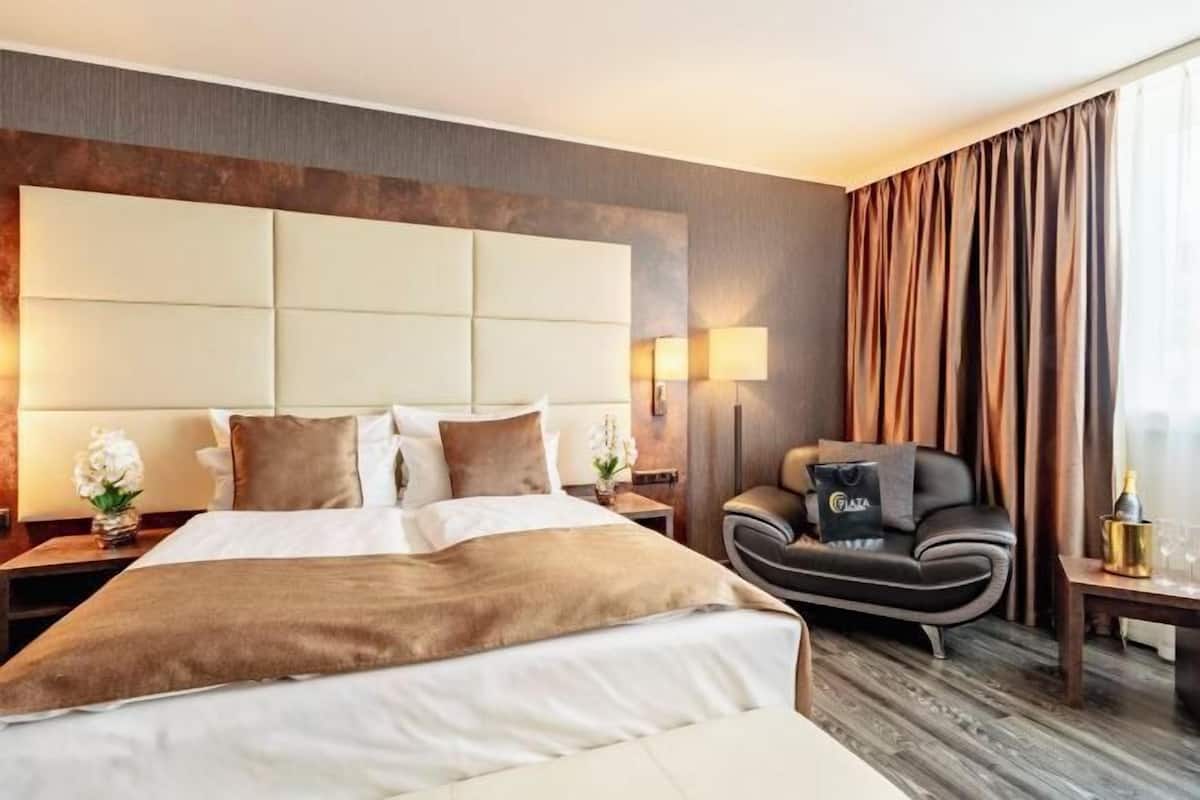 Hypo-allergenic bedding, minibar, in-room safe, individually furnished