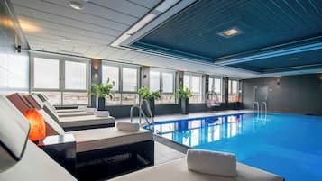Piscine couverte, accÚs possible de 15 h 00 à 22 h 00, chaises longues