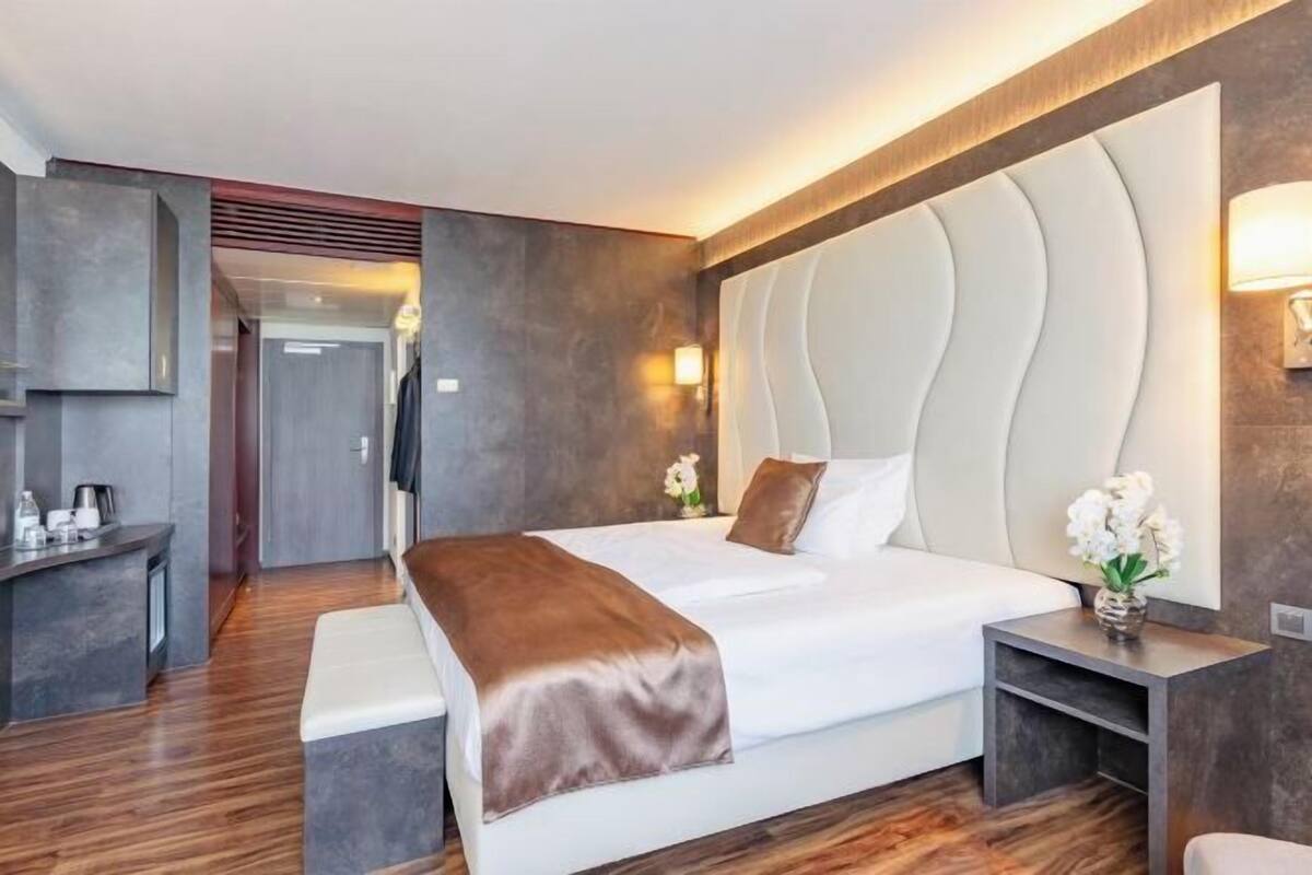 Hypo-allergenic bedding, minibar, in-room safe, individually furnished