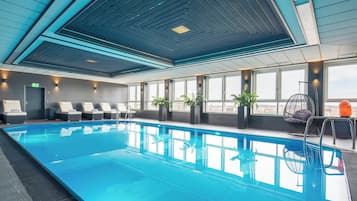 Innenpool, geöffnet von 15:00 Uhr bis 22:00 Uhr, Liegestühle