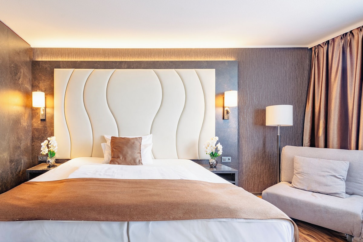 Enkeltrom | Allergitestet sengetøy, minibar, safe på rommet og individuelt innredet