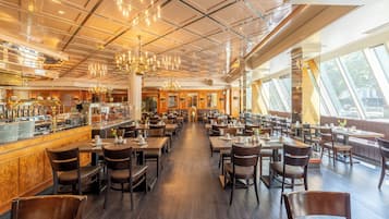 Desayuno buffet diario (EUR 19.00 por persona)