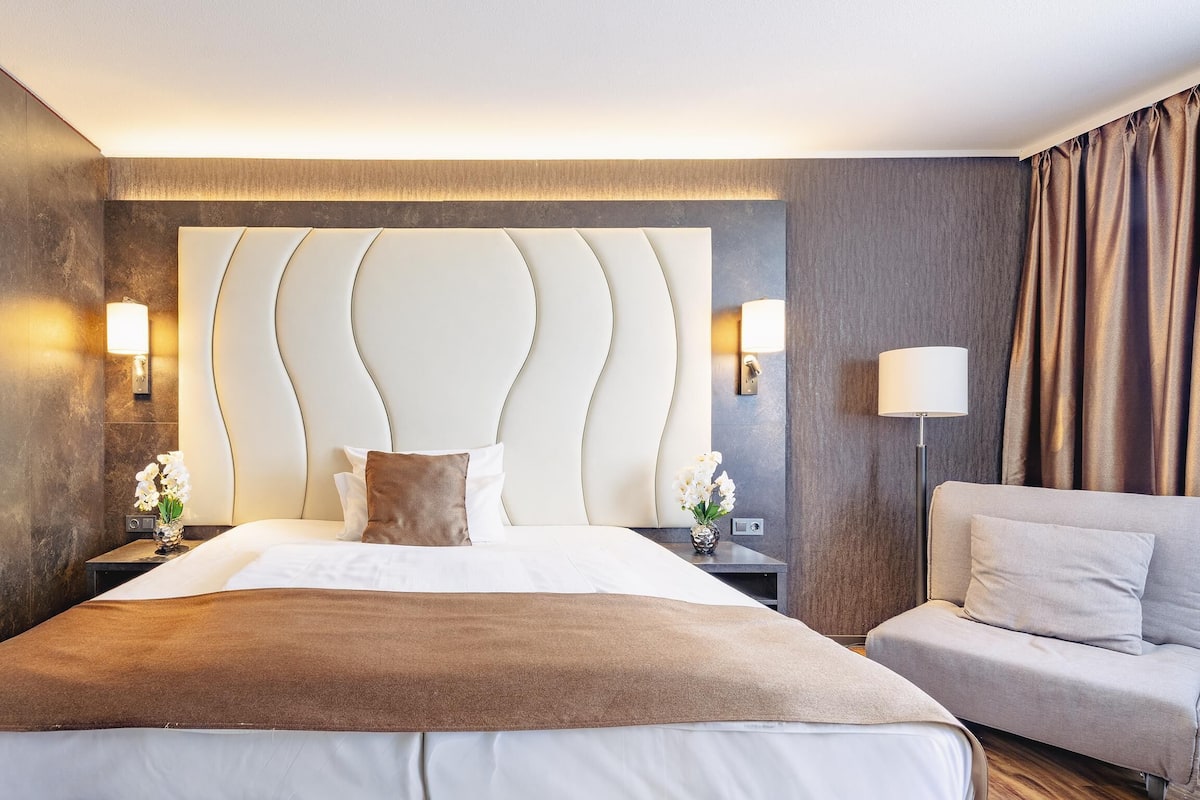 Hypo-allergenic bedding, minibar, in-room safe, individually furnished