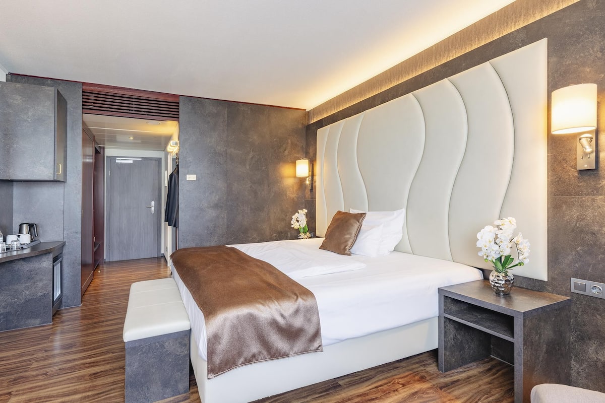 Hypo-allergenic bedding, minibar, in-room safe, individually furnished