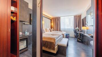 Dreibettzimmer | Allergikerbettwaren, Minibar, Zimmersafe, individuell eingerichtet