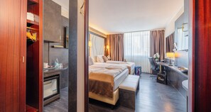 Dreibettzimmer | Ropa de cama hipoalergénica, minibar, caja fuerte