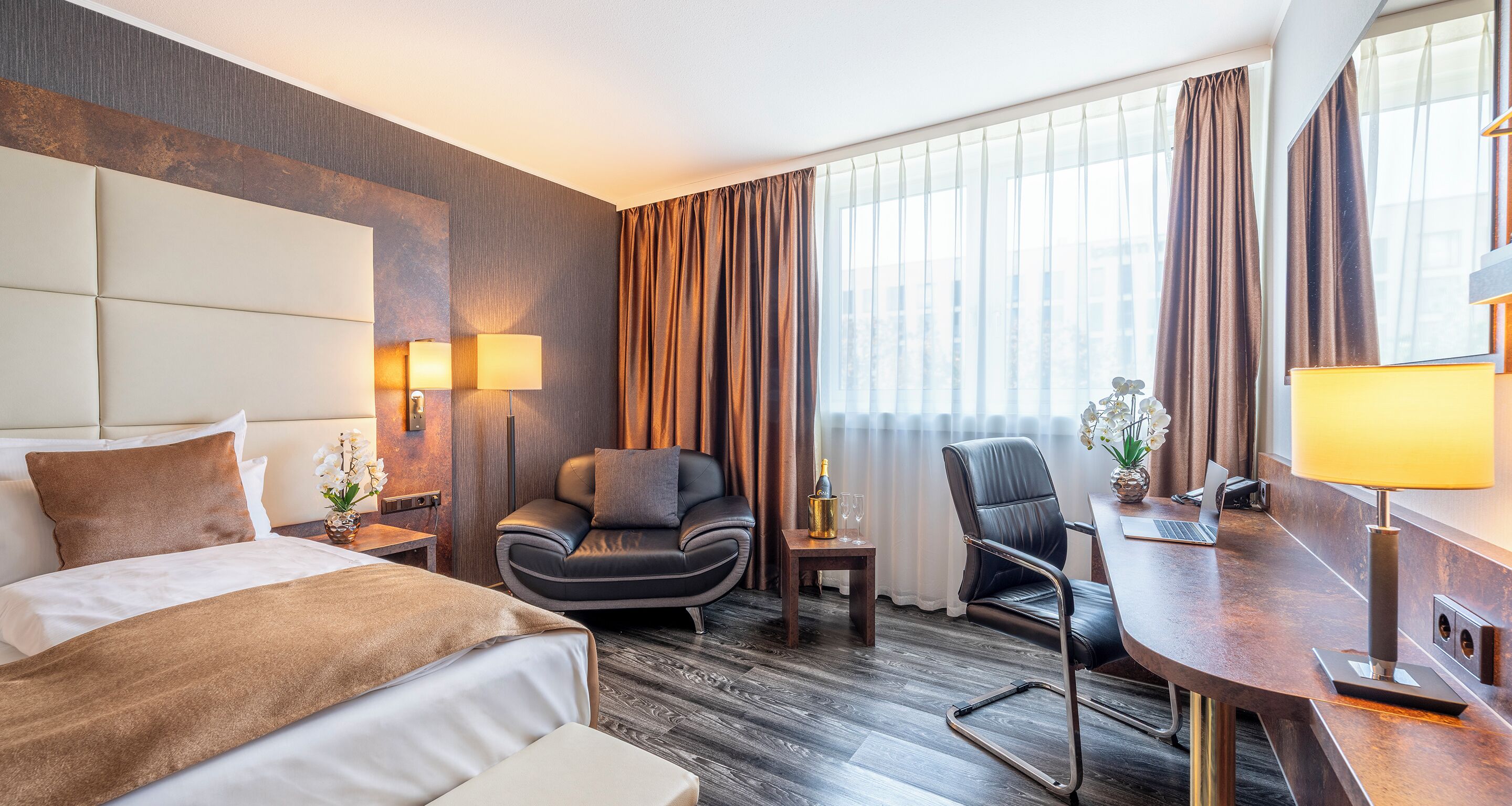 Bộ đồ giường kháng dị ứng, minibar, két bảo mật tại phòng 