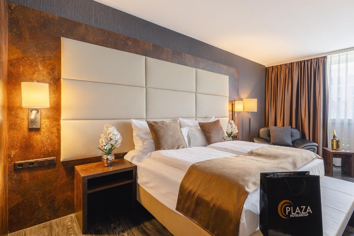 Hypo-allergenic bedding, minibar, in-room safe, individually furnished