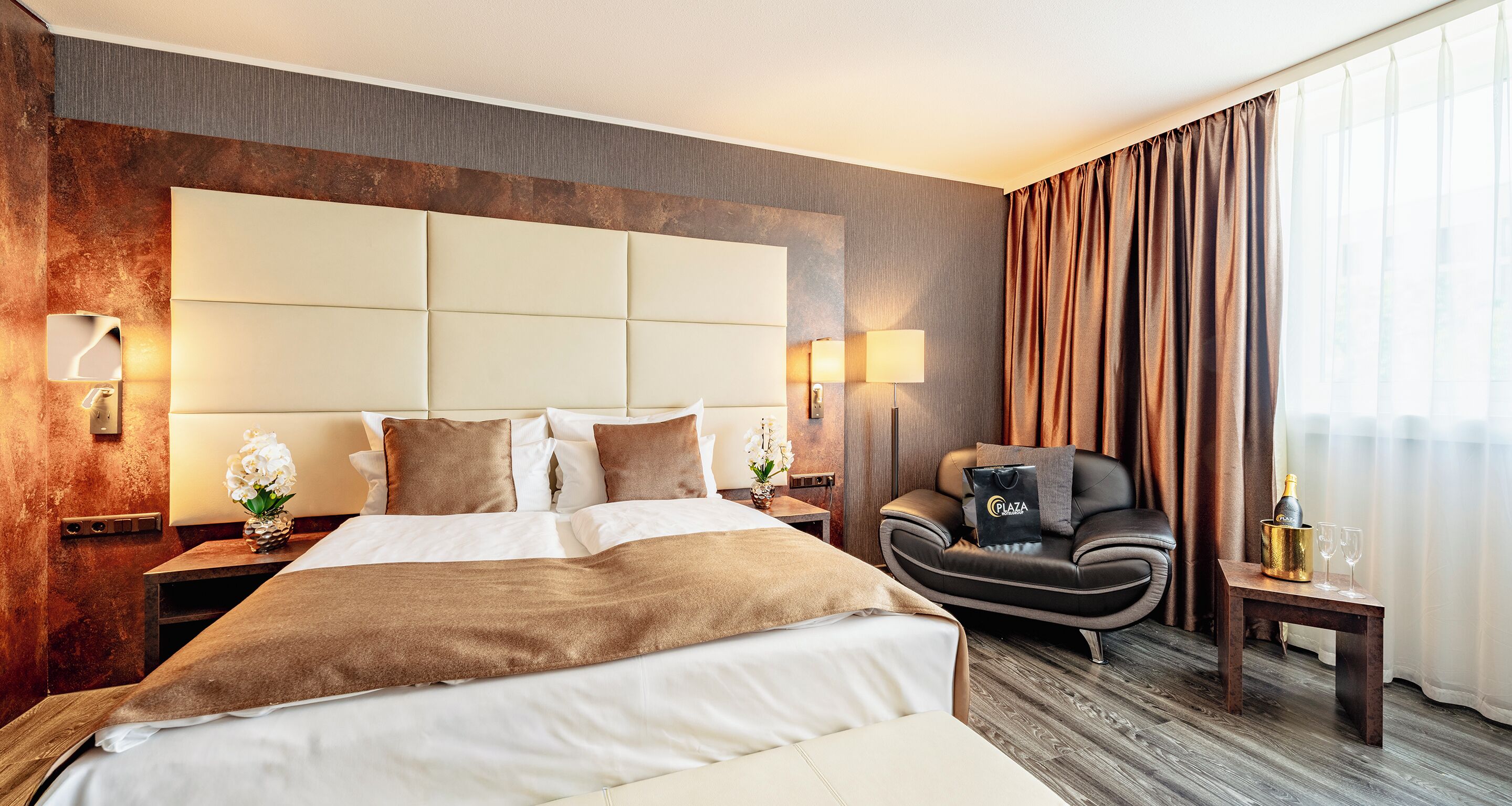 ملاءات للفراش لا تسبب الحساسية وميني بار وخزنة داخل الغرفة