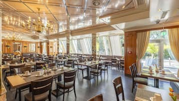 Tägliches Frühstücksbuffet (19.00 EUR pro Person)