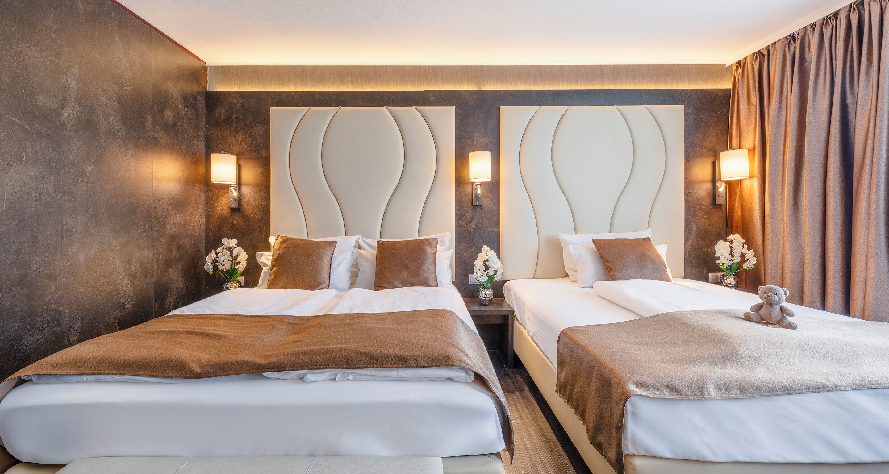 Dreibettzimmer | Allergikerbettwaren, Minibar, Zimmersafe, individuell eingerichtet