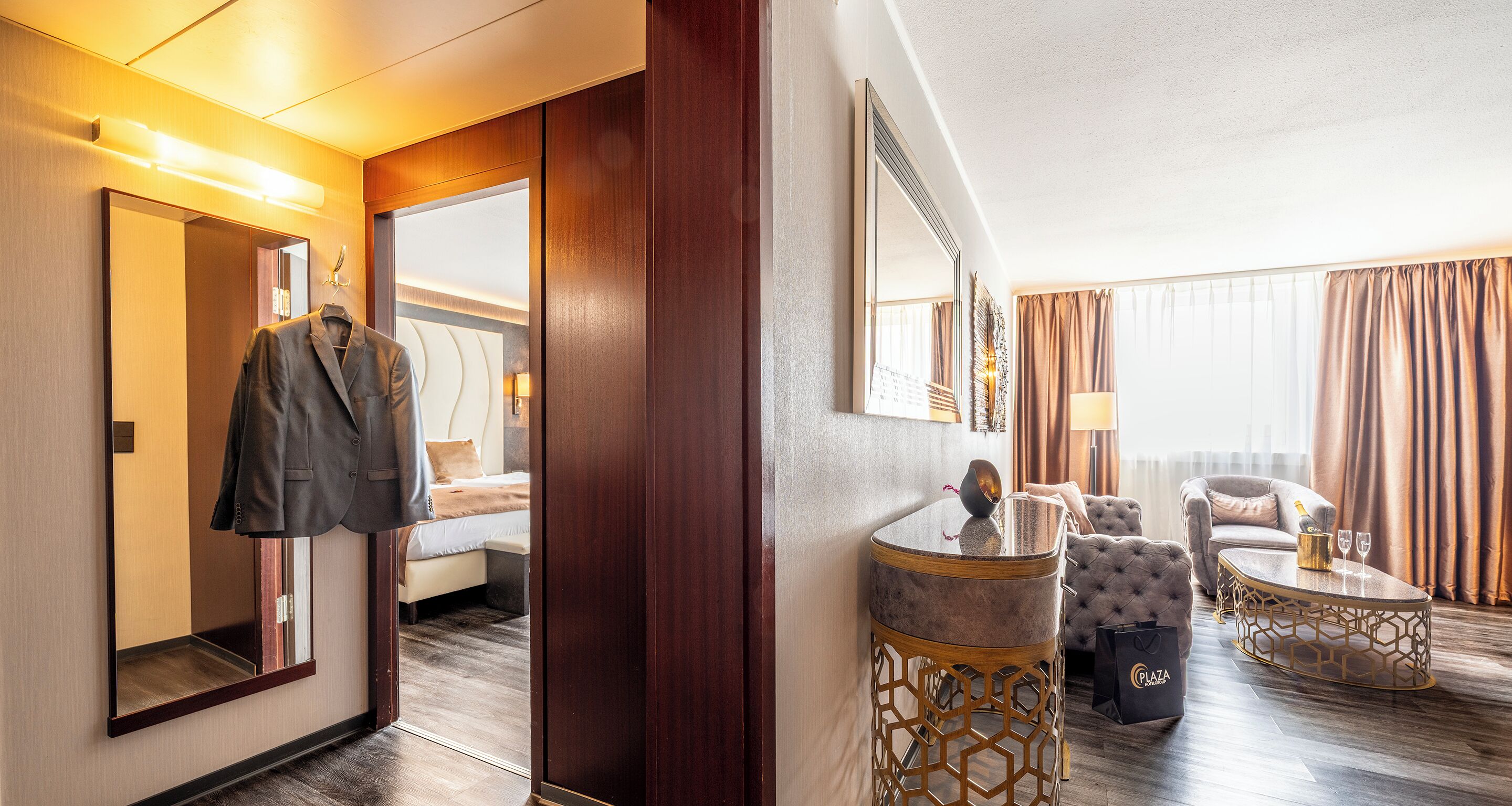 Suite | Allergitestet sengetøy, minibar, safe på rommet og individuelt innredet