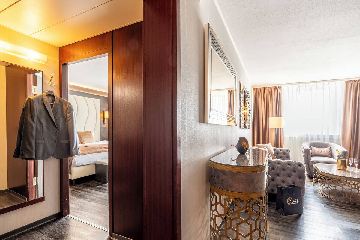 Suite | Hypo-allergenic bedding available, minibar, in-room safe, desk