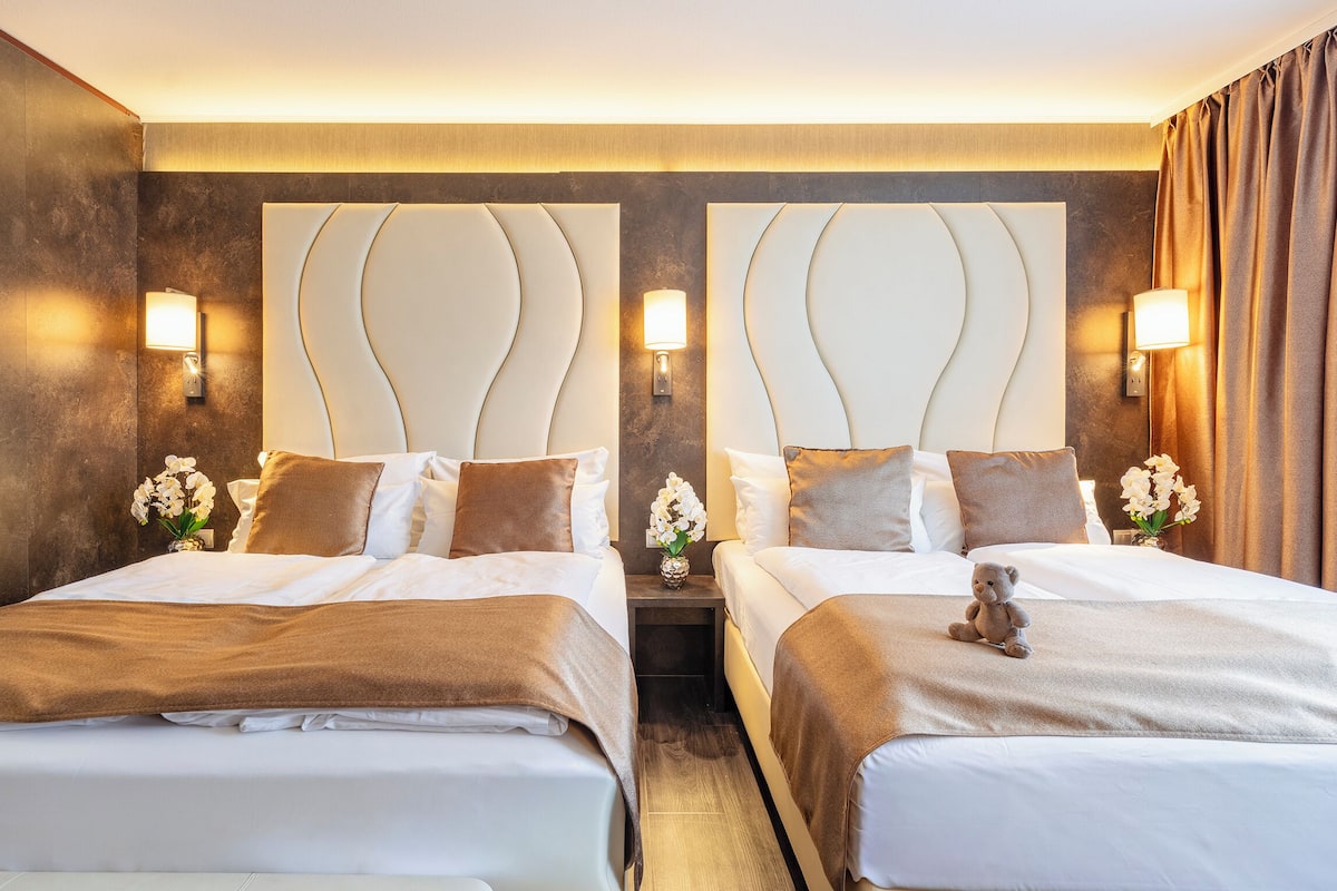 Vierbettzimmer | Allergitestet sengetøy, minibar, safe på rommet og individuelt innredet