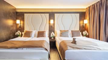 Vierbettzimmer | Allergiatestatut vuodevaatteet, minibaari, tallelokero huoneessa