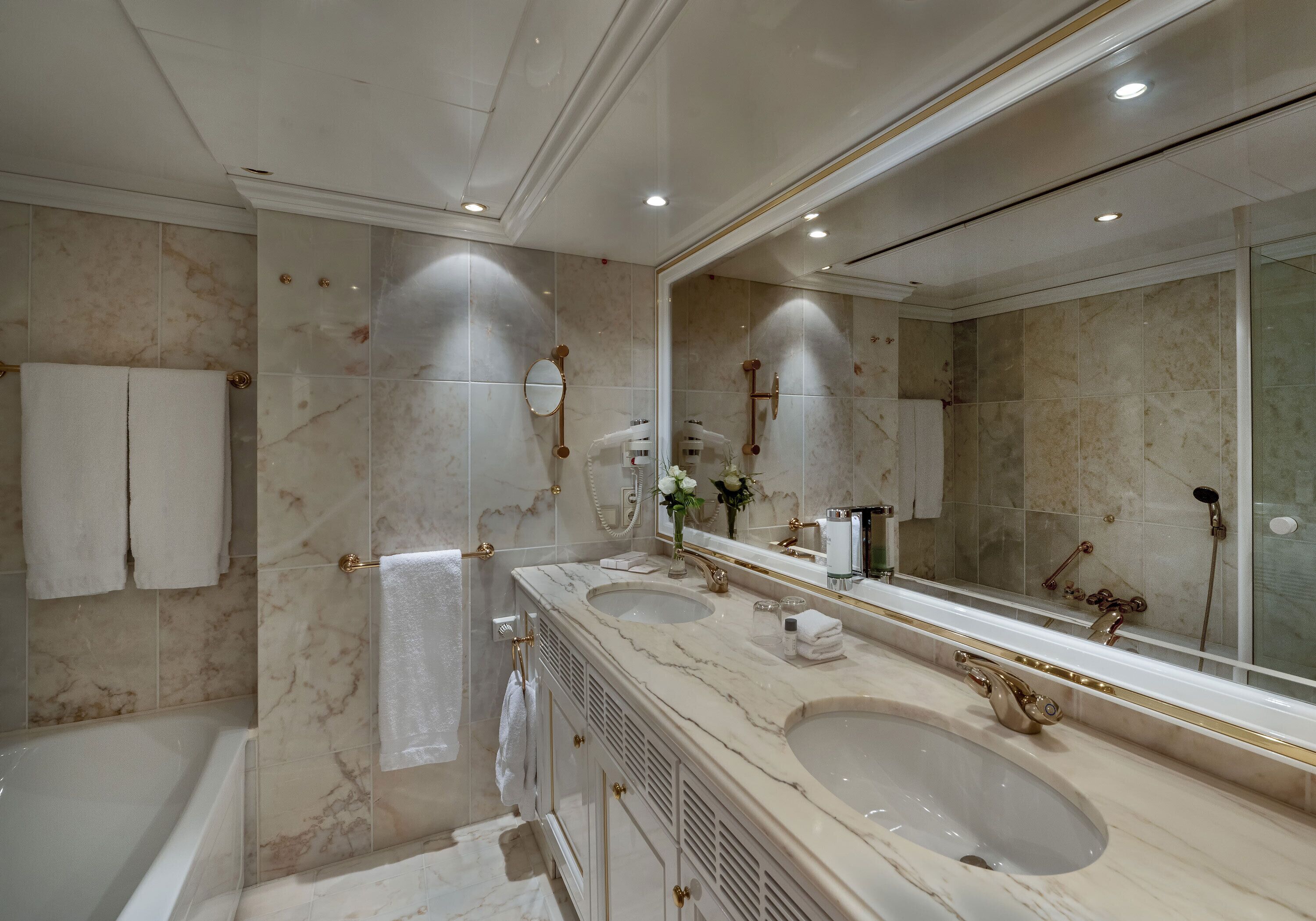 combined shower/bathtub, free toiletries, hair dryer, bidet