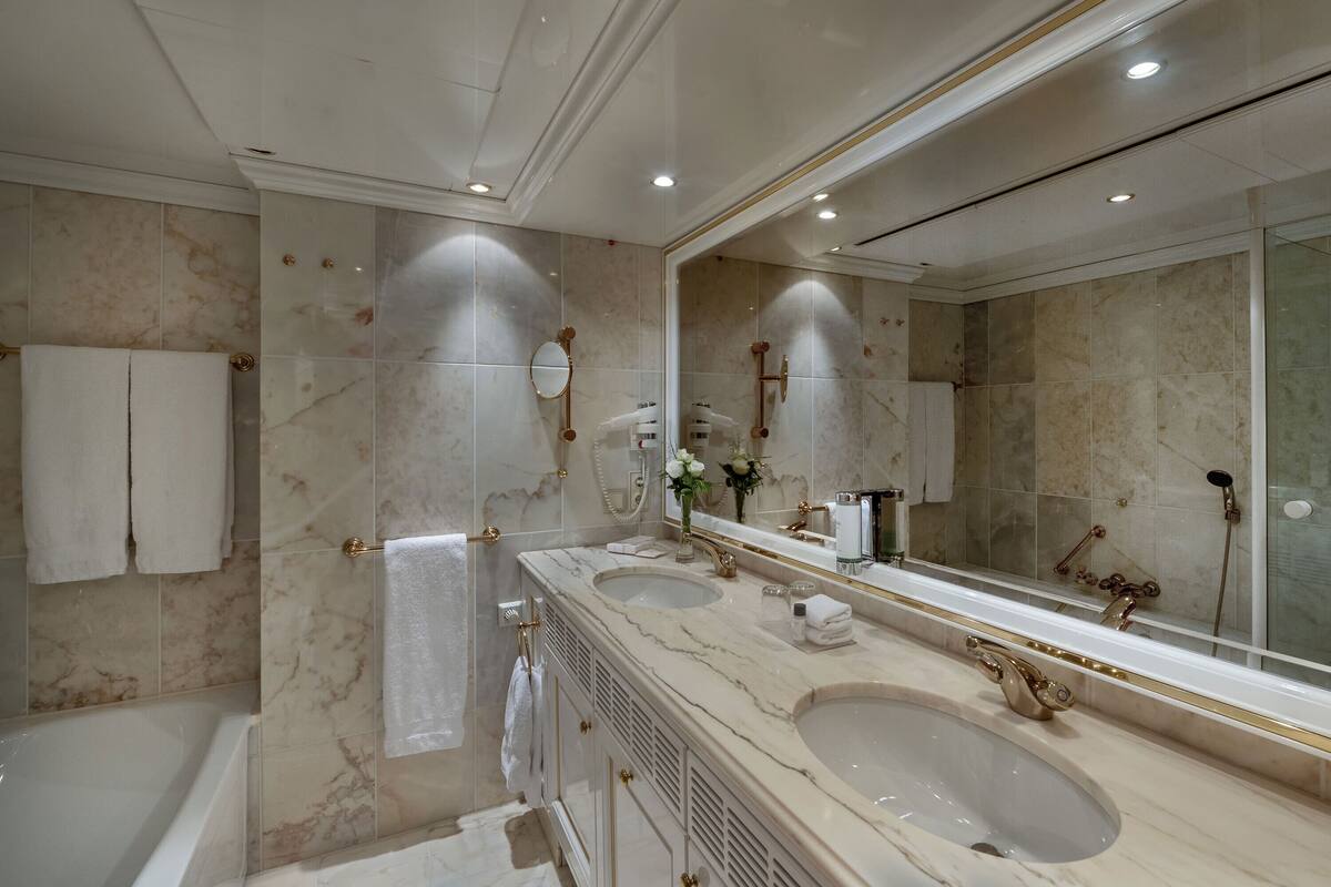 combined shower/bathtub, free toiletries, hair dryer, bidet