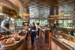 2 restaurants, breakfast served