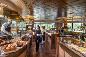 2 restaurants, breakfast served