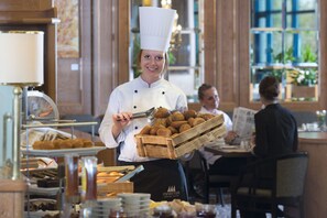 Daily full breakfast for a fee - Maritim Airport Hotel Hannover (Langenhagen)