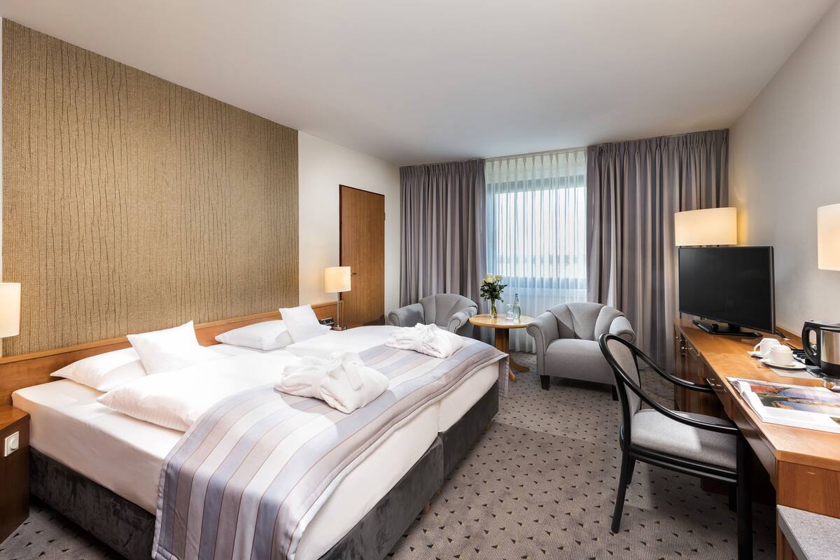 Hypo-allergenic bedding, in-room safe, desk, soundproofing