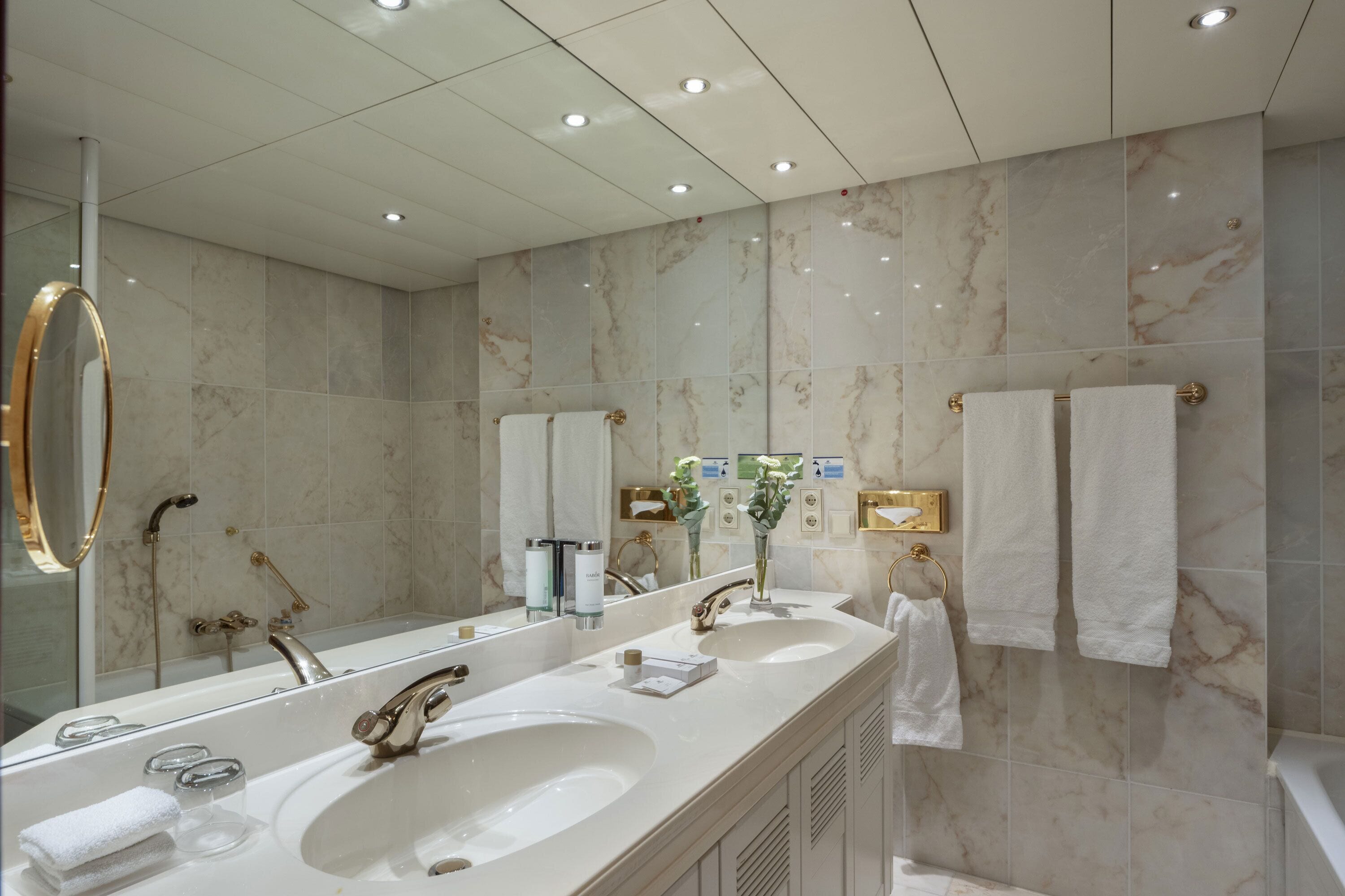 combined shower/bathtub, free toiletries, hair dryer, bidet