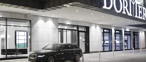 住宿正面 (夜晚)