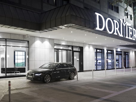 Fachada de la propiedad por la tarde o noche. DORMERO Hotel Hannover