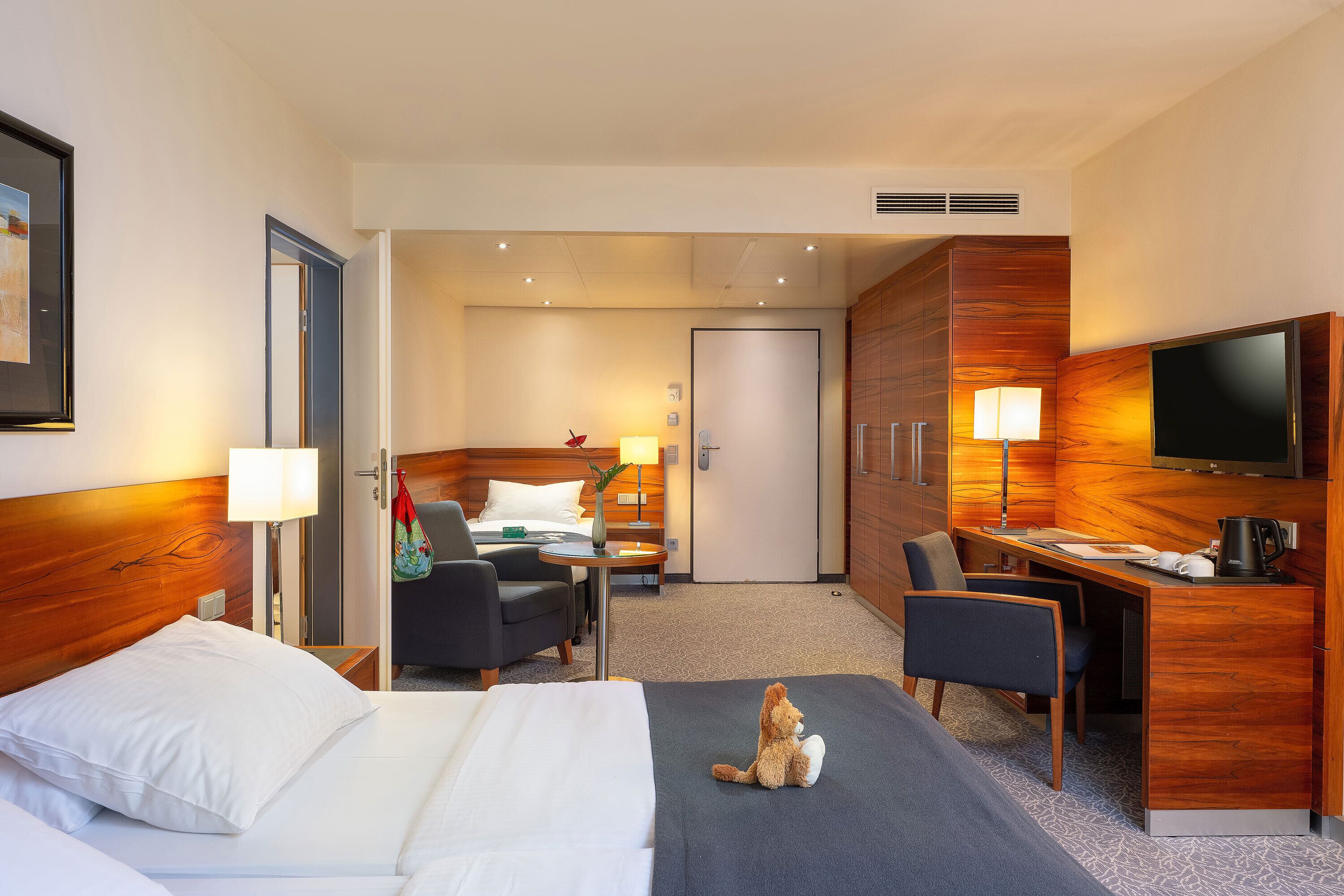 Kamar Keluarga (ComfortPlus) | Seprai antialergi, selimut bulu angsa, brankas, dan meja kerja