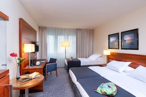 Family Room (ClassicPlus) | Hypo-allergenic bedding, down comforters, in-room safe, desk