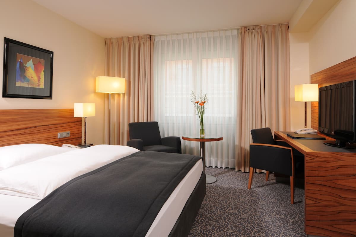 Classic Room, 1 Queen Bed | 1 bedroom, hypo-allergenic bedding, down duvets, in-room safe