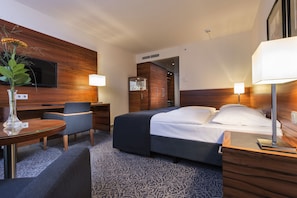 Hypo-allergenic bedding, down duvets, in-room safe, desk