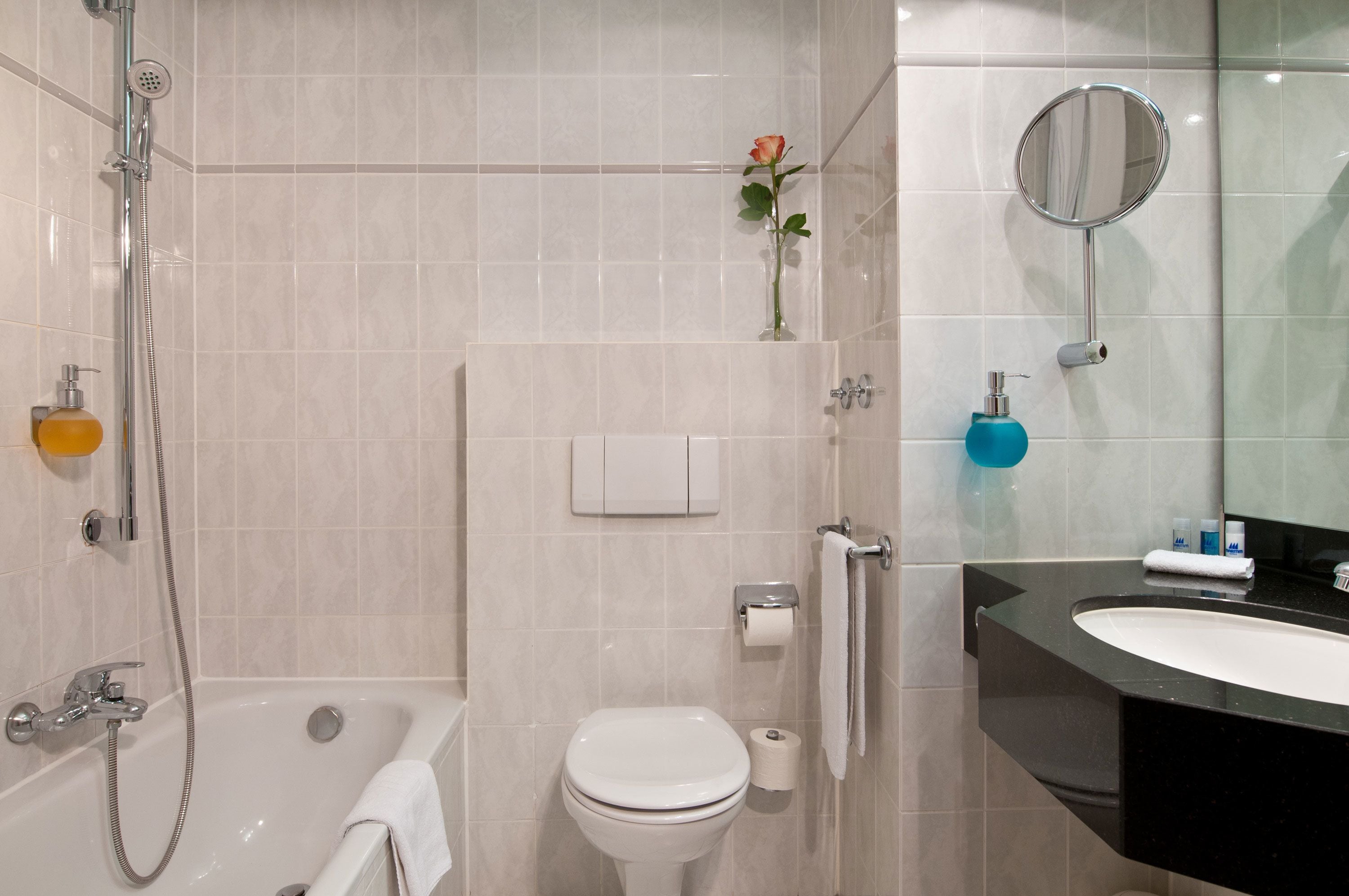 Un baño moderno con bañera, inodoro y lavabo.