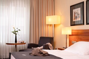 Classic Room, 1 Queen Bed | Hypo-allergenic bedding, down comforters, in-room safe, desk