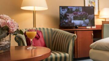 Hypo-allergenic bedding, in-room safe, desk, blackout drapes